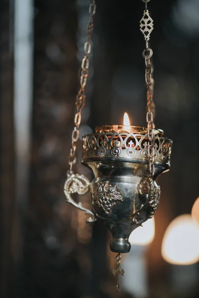 Pionowe Ujęcie Antycznego Thurible Ogniem Uchwyconym Wewnątrz Kościoła — Zdjęcie stockowe