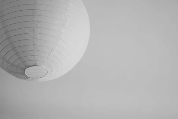 Una Lanterna Carta Bianca Rotonda Illuminazione Isolata Bianco Con Uno — Foto Stock