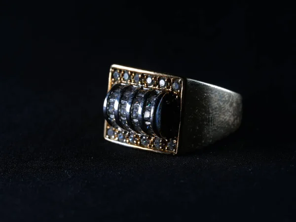 Närbild Bild Gyllene Ring Med Diamanter Svart Bakgrund — Stockfoto