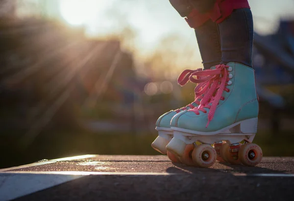 Une Fille Debout Portant Des Patins Roulettes Bleus Avec Des — Photo