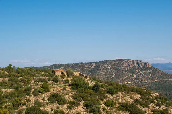 Uma Bela Vista Paisagem Com Uma Pequena Casa Topo Montanha — Fotografia de Stock