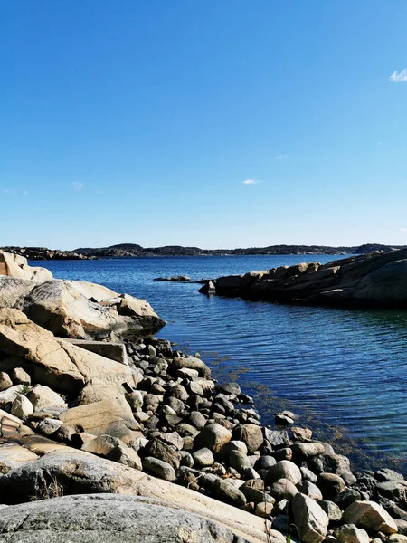 Colpo Verticale Una Riva Rocciosa Hakavika Nel Sud Della Norvegia — Foto Stock