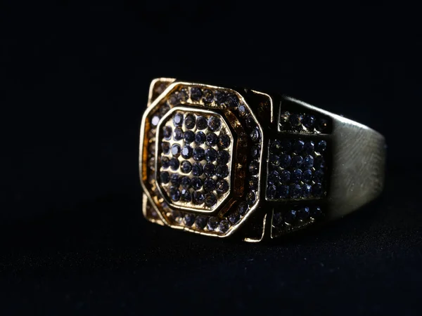 Närbild Bild Gyllene Ring Med Diamanter Isolerade Svart Bakgrund — Stockfoto
