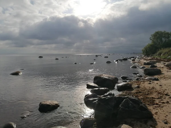 Une Plage Lumineuse Avec Des Rochers Pointus Dans Eau Soleil — Photo