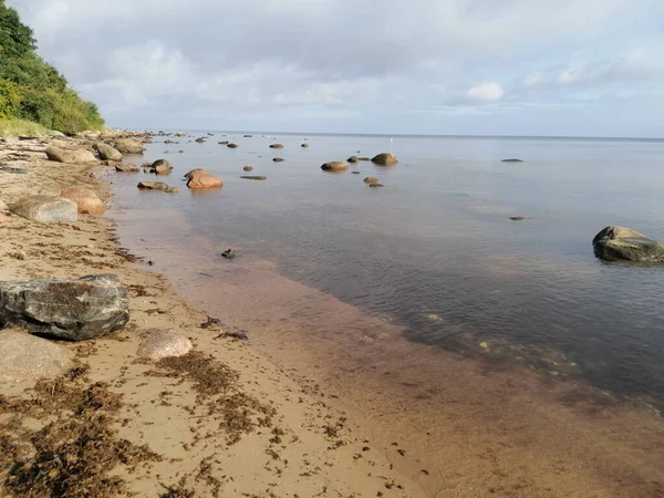 Ein Strand Trifft Muschelwasser Mit Felsen Darin Unter Wolken Hellen — Stockfoto