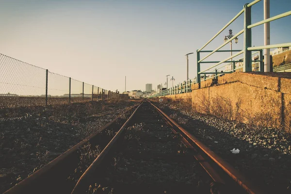 Eine Selektive Fokusaufnahme Der Eisenbahn Einem Sonnigen Tag — Stockfoto