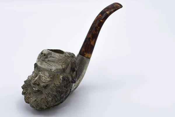 Close Cachimbo Fumantes Rosto Homem Antigo Isolado Fundo Branco — Fotografia de Stock