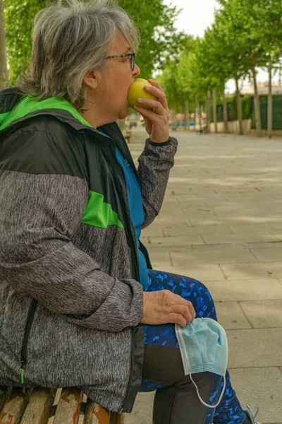 Obézní Starší Žena Dělá Sporty Parku Hubnutí Dieta Obličejovou Maskou — Stock fotografie