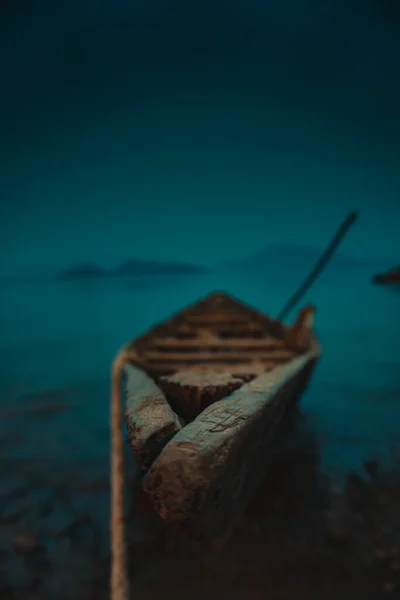 Cenário Estranho Velho Shallop Madeira Margem Lago Seguro Com Uma — Fotografia de Stock