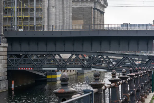 一座横跨柏林河流的桥 背景是建筑脚手架 — 图库照片