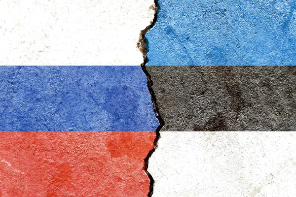 Vlajky Ruska Estonska Namalované Popraskaném Pozadí Zdi Koncept Politických Konfliktů — Stock fotografie