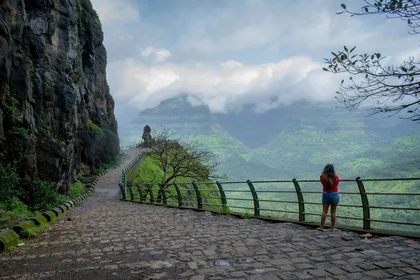 Seorang Wanita Menikmati Pemandangan Indah Gunung Malshej Ghat Lulus India — Stok Foto