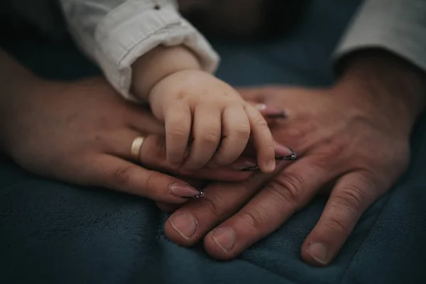 Tiro Perto Uma Mãe Pai Seu Bebê Com Mão Outro — Fotografia de Stock