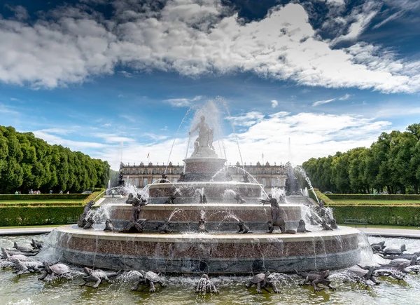 Фонтан Schlosspark Herrenchiemsee Окружении Зелени Голубым Облачным Небом Германии — стоковое фото