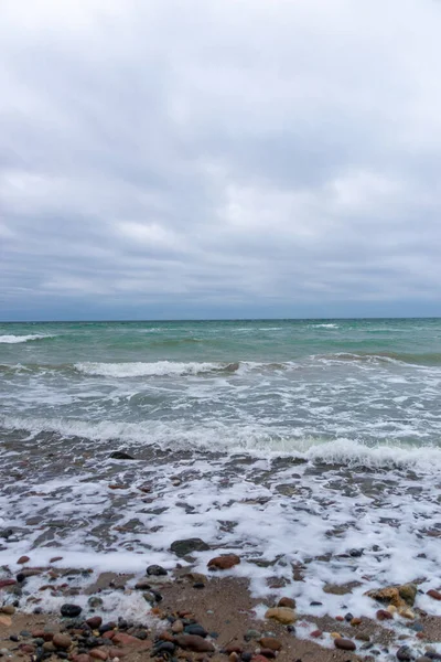 Vertical Shot Sea Waves Reaching Seashore Cloudy Day — Stock Photo, Image