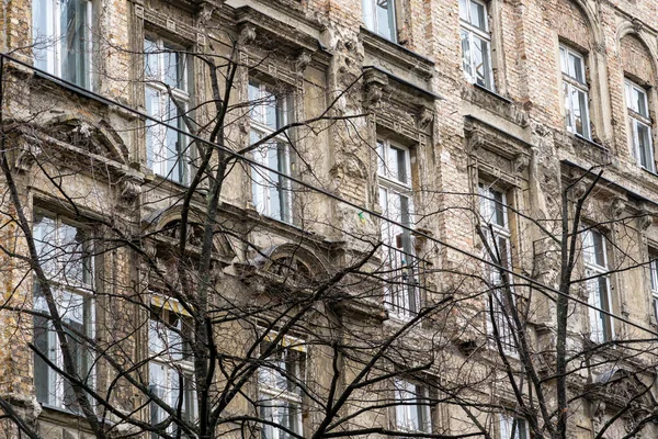 Edifício Antigo Com Árvores Sem Folhas Sua Frente — Fotografia de Stock