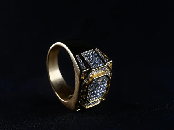 Close Anel Dourado Com Diamantes Fundo Preto — Fotografia de Stock