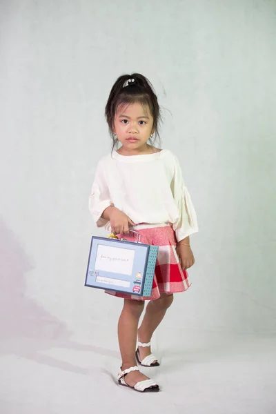 Ένα Κομψό Όμορφο Κορίτσι Της Ασίας Φορώντας Casual Ντύσιμο Πολύχρωμο — Φωτογραφία Αρχείου