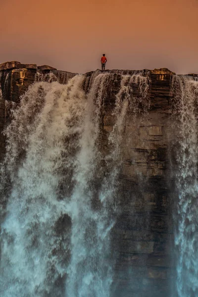 Uma Paisagem Tirar Fôlego Homem Topo Penhasco Cachoeira — Fotografia de Stock