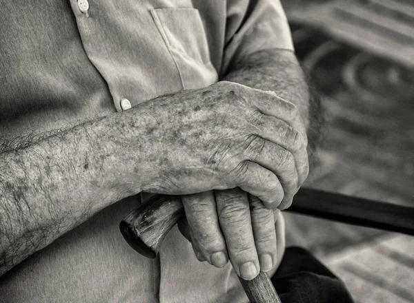 Detailní Záběr Staré Mužské Ruce Chodící Stik — Stock fotografie