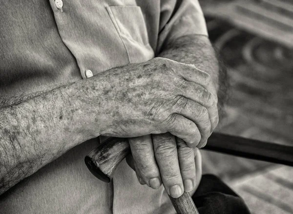 Gros Plan Vieux Mâle Mains Avec Une Marche Stic — Photo