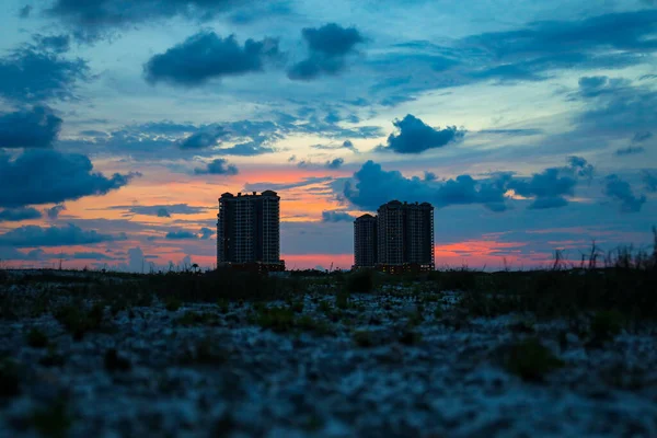 Słońce Zachodzi Budynkami Plaży Pensacola — Zdjęcie stockowe