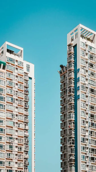 Ett Vertikalt Skott Två Skyskrapor Isolerade Klarblå Himmel — Stockfoto