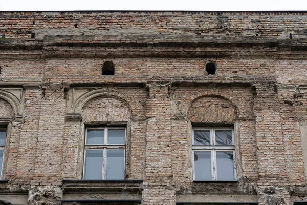 Ein Altes Steingebäude Mit Einer Abgenutzten Dekorativen Schicht Die Kahle — Stockfoto