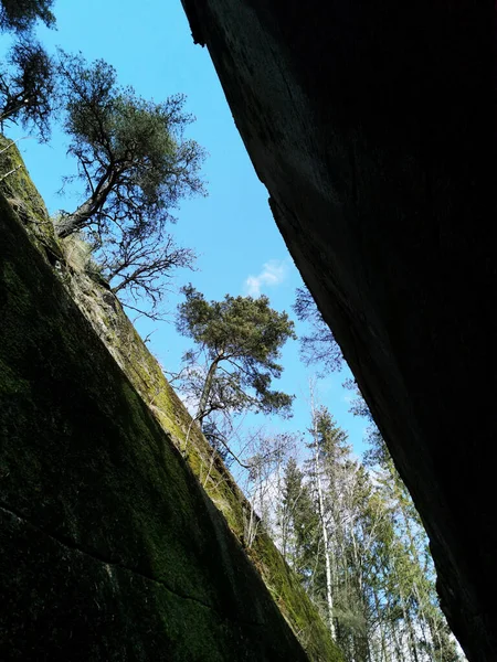 Вертикальный Снимок Двух Скал Покрытых Зеленым Мхом Фоне Голубого Неба — стоковое фото