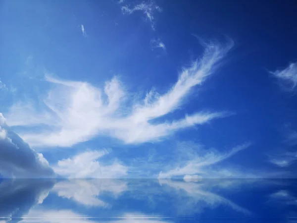 Stunning View Fluffy Clouds Reflecting Pure Water Surface — Stock Photo, Image