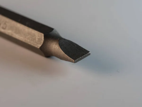 Primer Plano Una Broca Tornillo Sobre Una Superficie Blanca — Foto de Stock