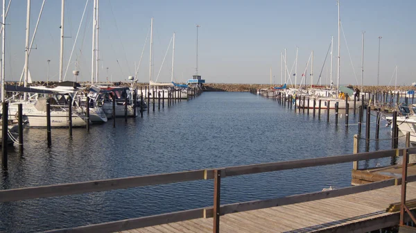 Een Vissersboot Parkeren Bij Houten Pier — Stockfoto