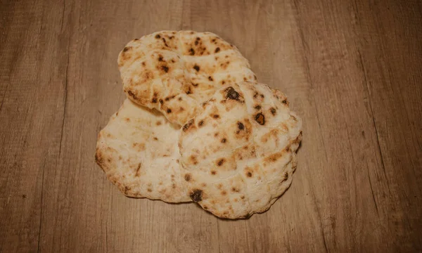 Een Top Uitzicht Van Nieuw Gebakken Brood Een Tafel — Stockfoto