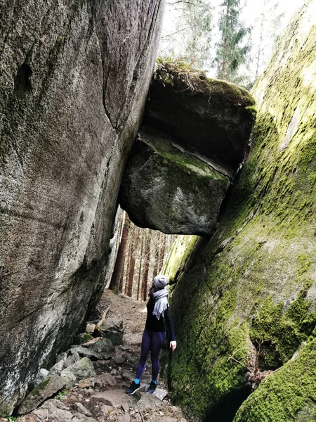 挪威拉尔维克两个悬崖之间的一块垂直岩石 — 图库照片