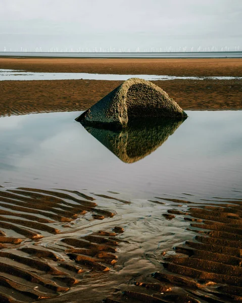 在北威尔斯海滩上的一块半淹没的石头的垂直拍摄 — 图库照片