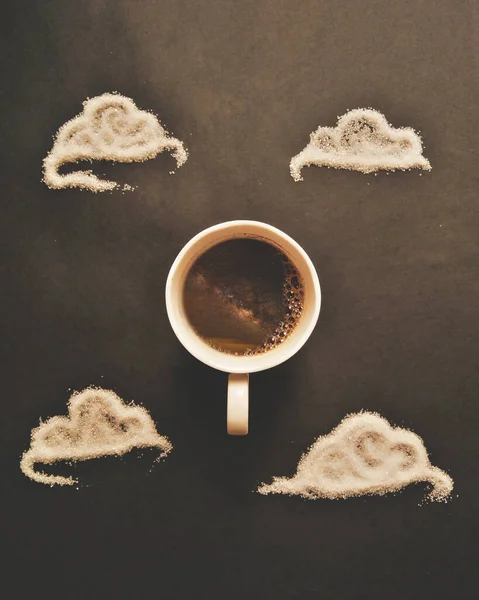 Plano Una Taza Café Con Figuras Nubes Hechas Azúcar — Foto de Stock