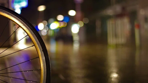 Närbild Cykel Hjul Regnig Gata Natten — Stockfoto