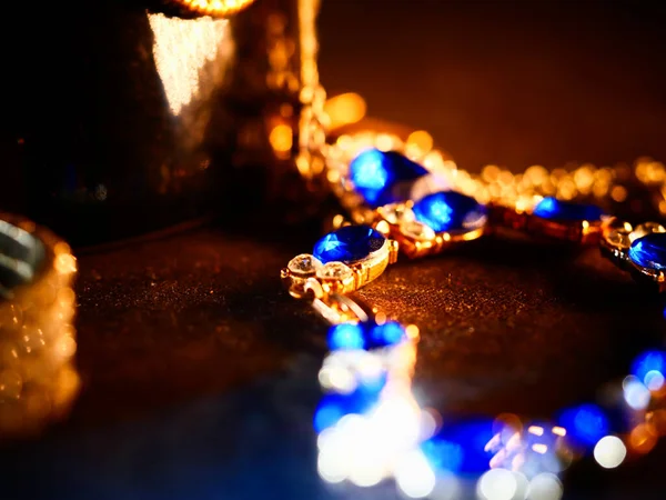 Närbild Ett Gyllene Halsband Med Blå Stenar — Stockfoto