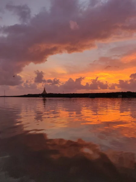 Plan Vertical Mer Reflétant Ciel Nuageux Scénique Pendant Coucher Soleil — Photo