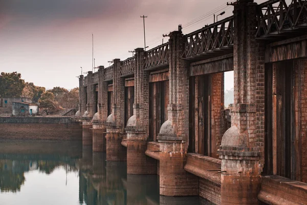 Ein Schöner Blick Auf Eine Alte Steinbrücke Die Sich Klaren — Stockfoto