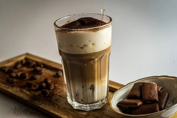 Sebuah Cappuccino Panas Dalam Gelas Transparan Disajikan Dengan Cokelat Gelap — Stok Foto