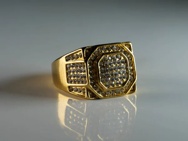 Egy Közeli Kép Egy Arany Gyűrű Gyémánt Fehér Háttér — Stock Fotó