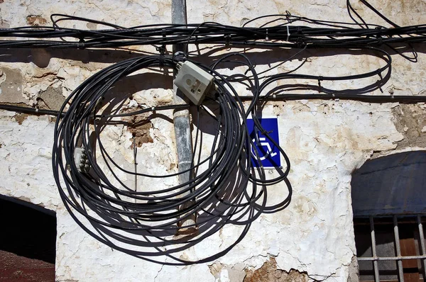 Montón Cables Colgando Pared Viejo Edificio — Foto de Stock