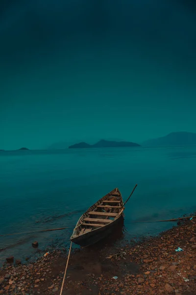 Eine Unheimliche Landschaft Einer Alten Hölzernen Schaluppe Ufer Eines Sees — Stockfoto