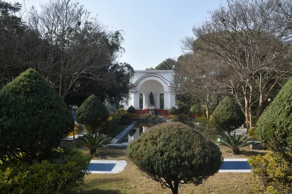 Tiro Parque Com Monumento — Fotografia de Stock