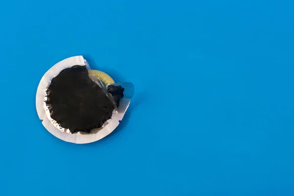 Otevřený Kondom Izolovaný Modrém Pozadí Koncepce Prevence Sexuálně Přenosných Nemocí — Stock fotografie