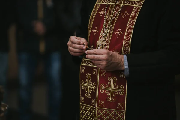Gros Plan Prédicateur Portant Une Robe Magnifiquement Conçue Dans Église — Photo