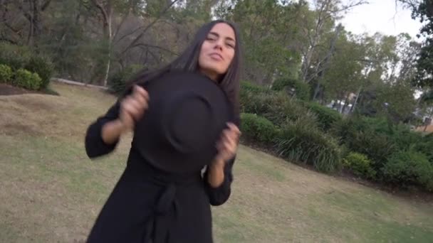 Ett Ytligt Fokus Glad Spansktalande Kvinna Som Dansar Med Sin — Stockvideo