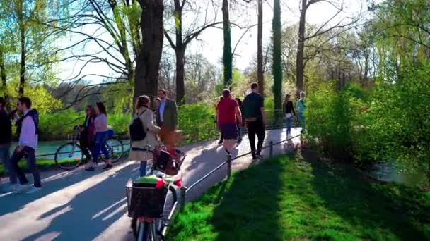 Mladí Lidé Užívají Jarní Počasí Anglické Zahradě Mnichově Navzdory Pandemii — Stock video