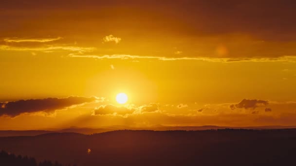 Vacker Soluppgång Himmel Med Moln Bergen — Stockvideo